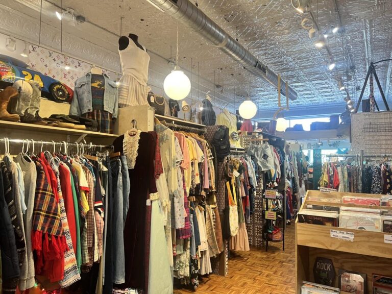 Outfitt Y2K Wanita: Panduan Lengkap Gaya Fashion Ikonik yang Kembali Populer