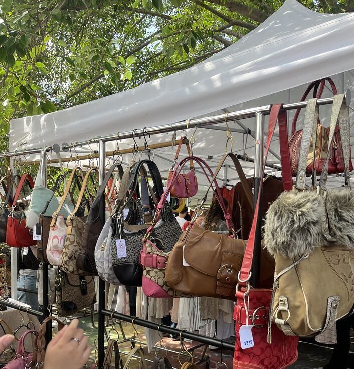 Eksplorasi Keanggunan Masa Lalu: Panduan Lengkap Memilih dan Membeli Tas Kulit Vintage Bekas Wanita