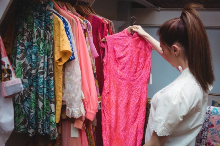Pakaian Thrift Wanita Murah Berkualitas: Solusi Fashion Hemat untuk Wanita Mode